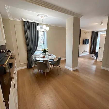 Boutique Luxury Center Apartment